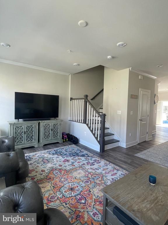 106 DICKENSON DR