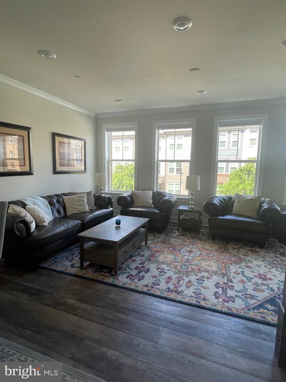 106 DICKENSON DR