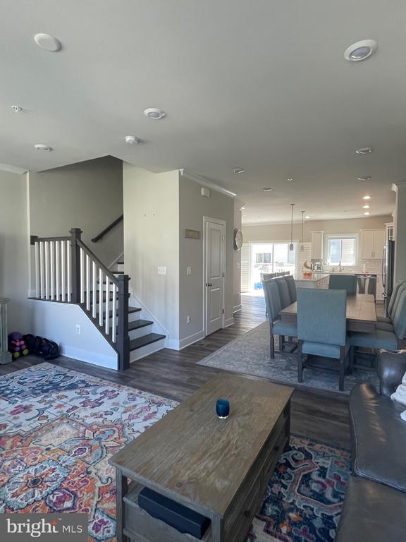 106 DICKENSON DR