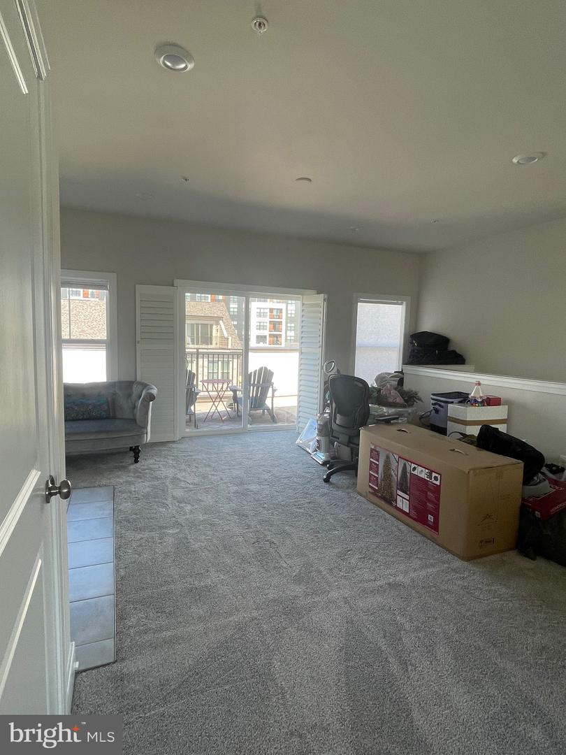 106 DICKENSON DR