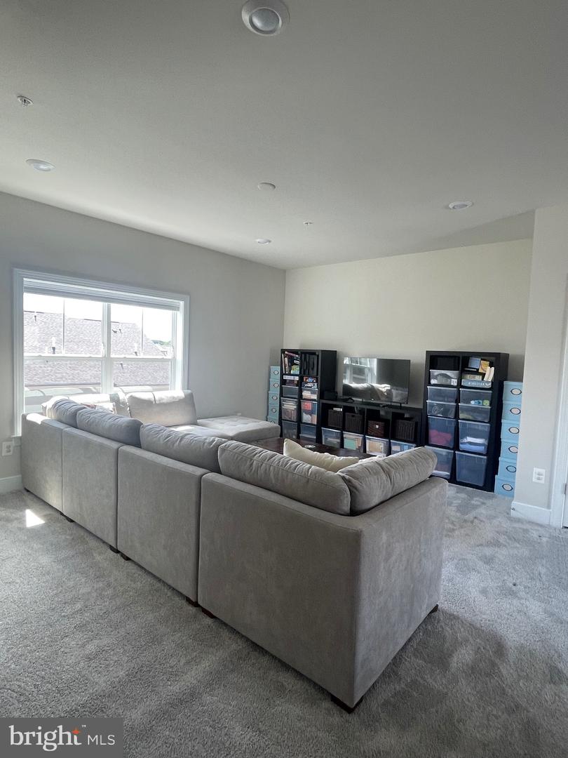 106 DICKENSON DR