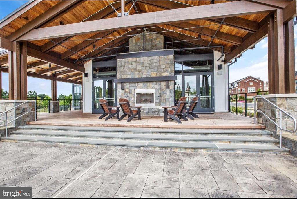 106 DICKENSON DR