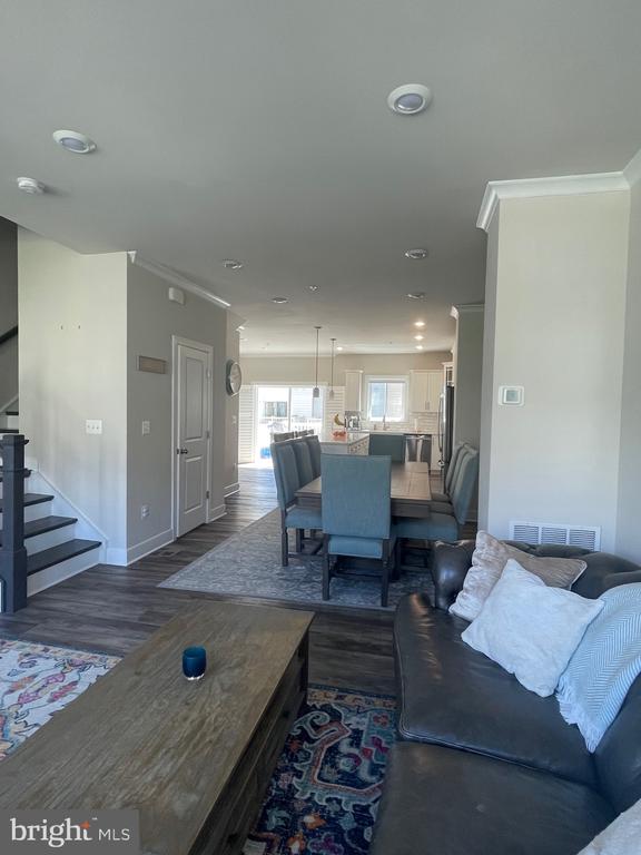 106 DICKENSON DR