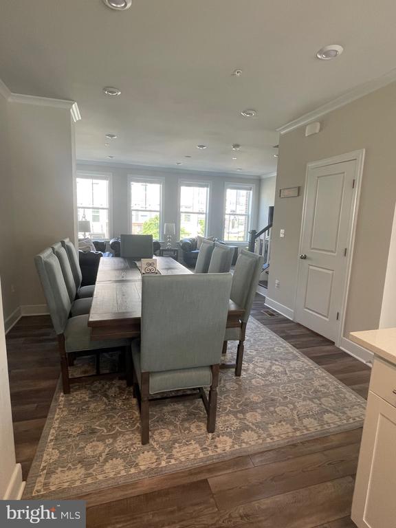 106 DICKENSON DR