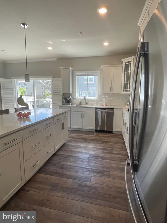 106 DICKENSON DR