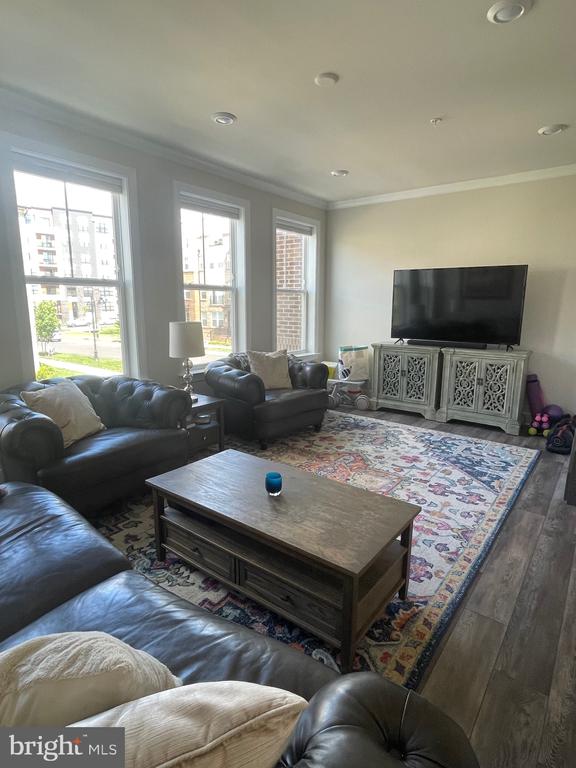 106 DICKENSON DR