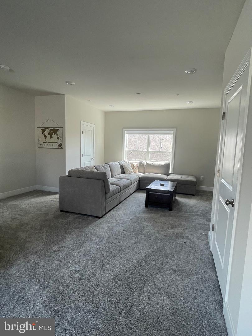 106 DICKENSON DR
