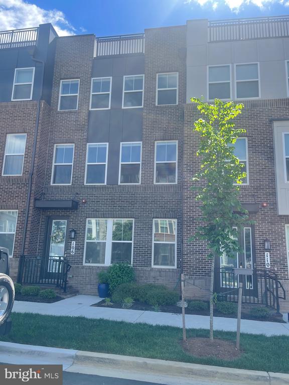 106 DICKENSON DR
