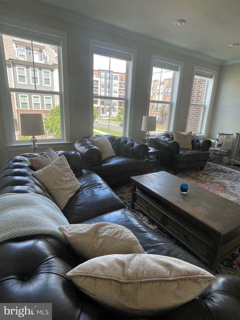 106 DICKENSON DR