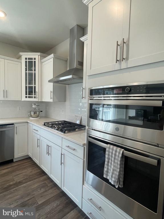 106 DICKENSON DR