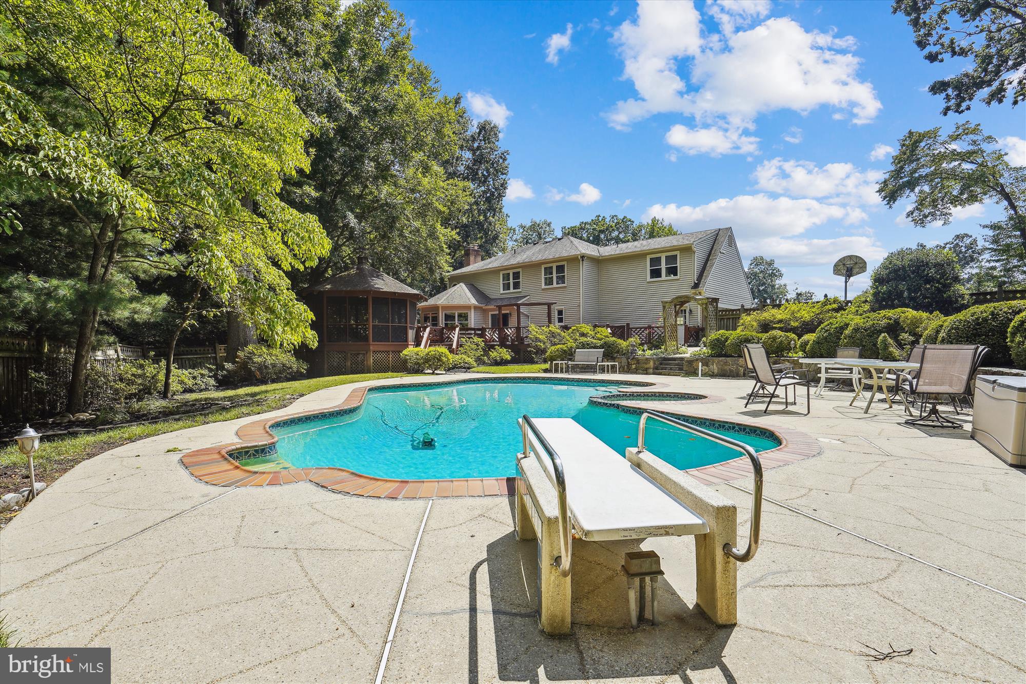 11689 Hollyview Dr