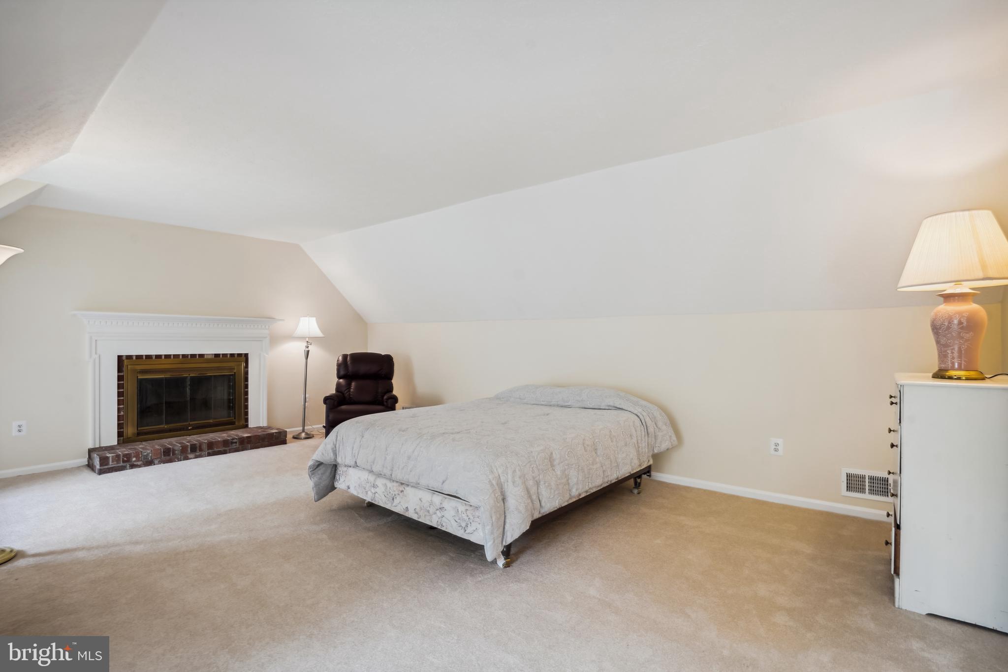 9708 LOCUST HILL DR