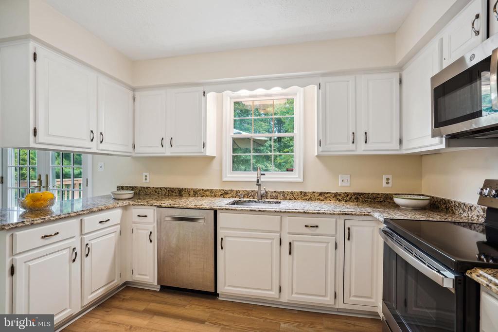 9708 LOCUST HILL DR