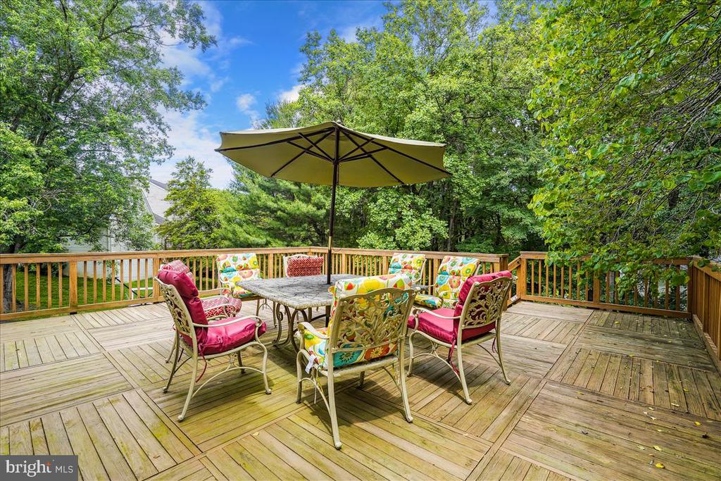 9708 LOCUST HILL DR