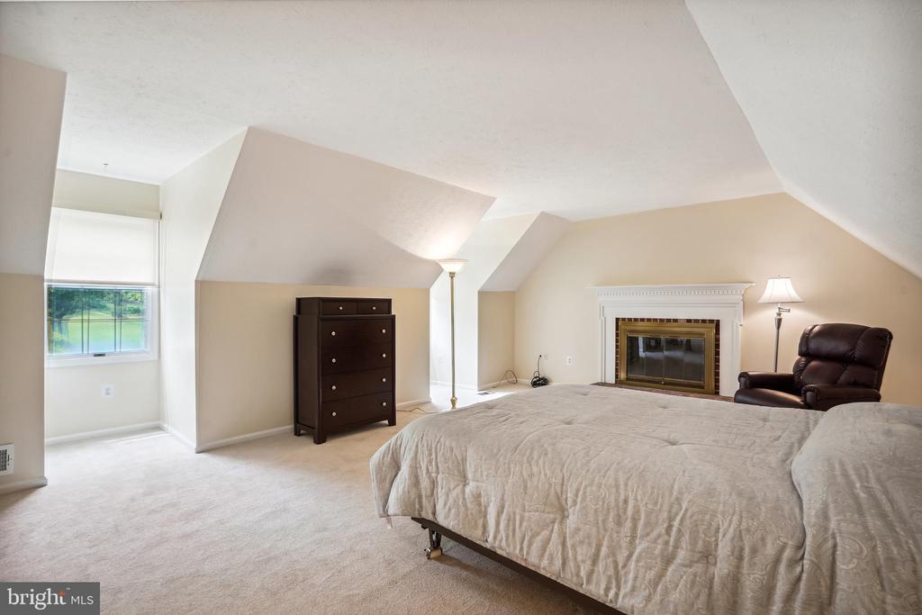 9708 LOCUST HILL DR