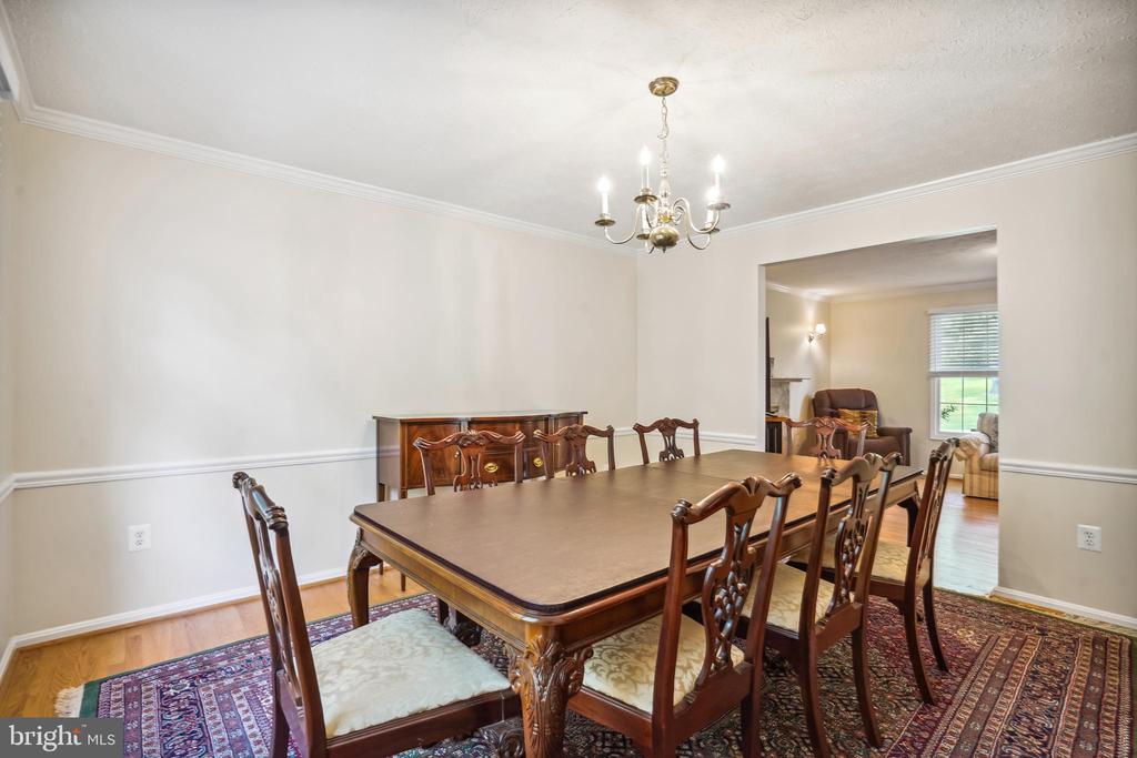 9708 LOCUST HILL DR
