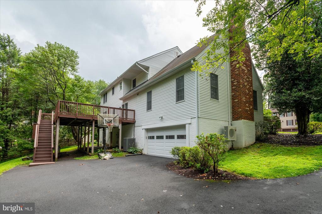 9708 LOCUST HILL DRIVE