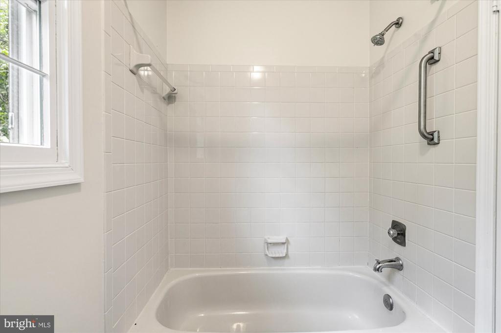 9708 LOCUST HILL DRIVE