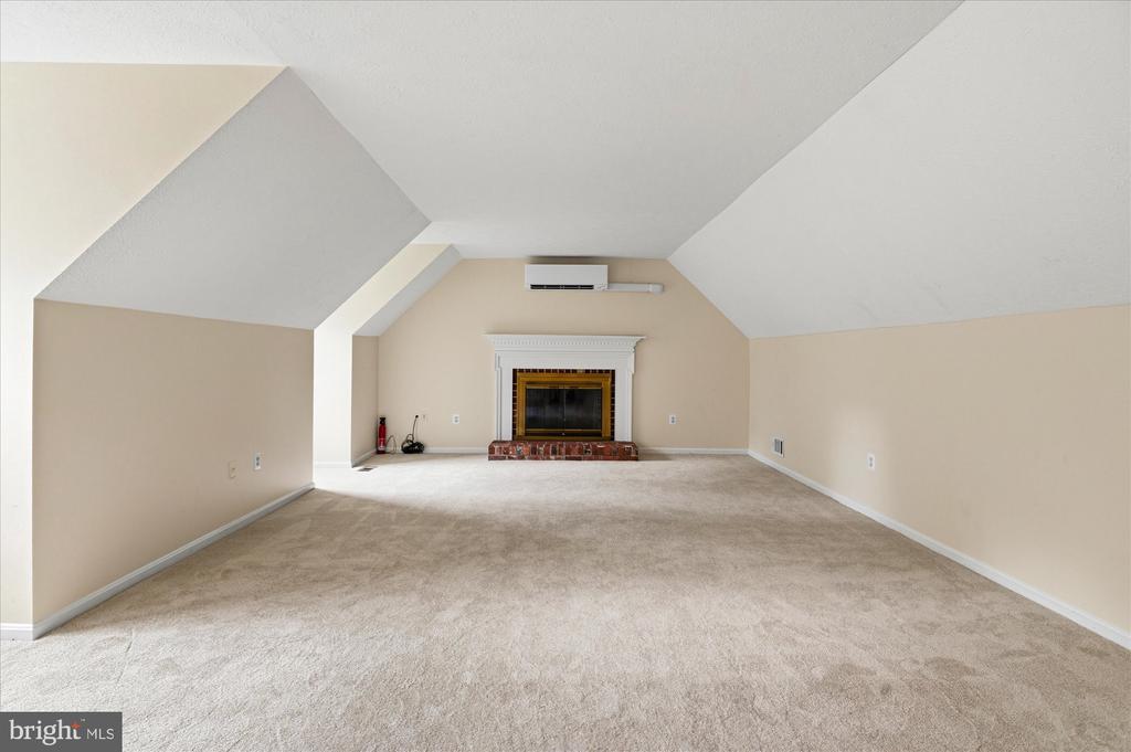9708 LOCUST HILL DRIVE