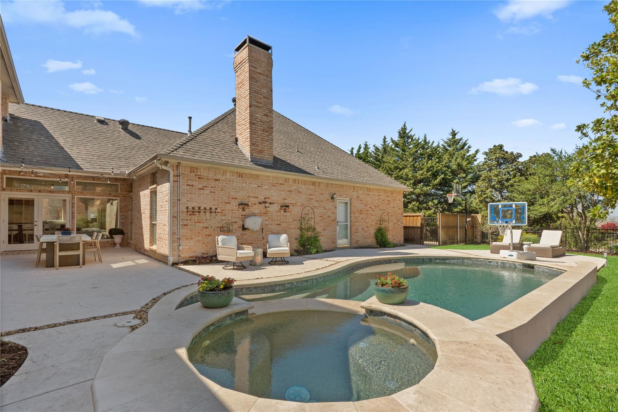 819 Hills Creek Drive
