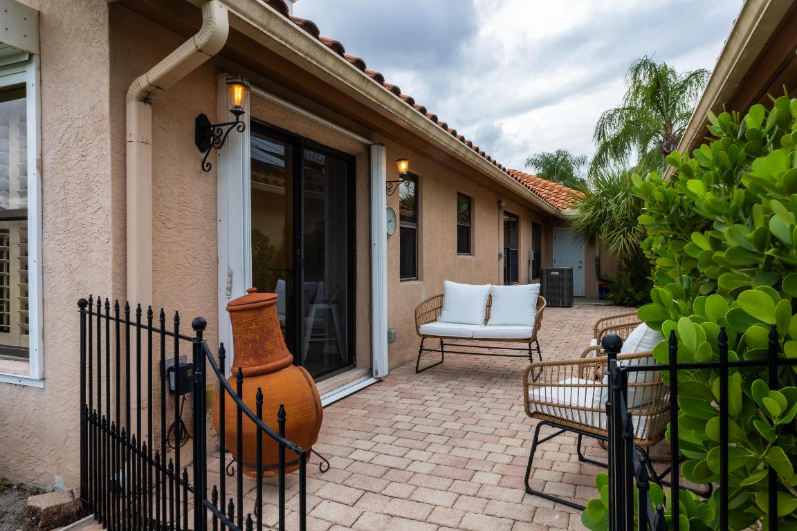 2789 SW Mariposa Circle