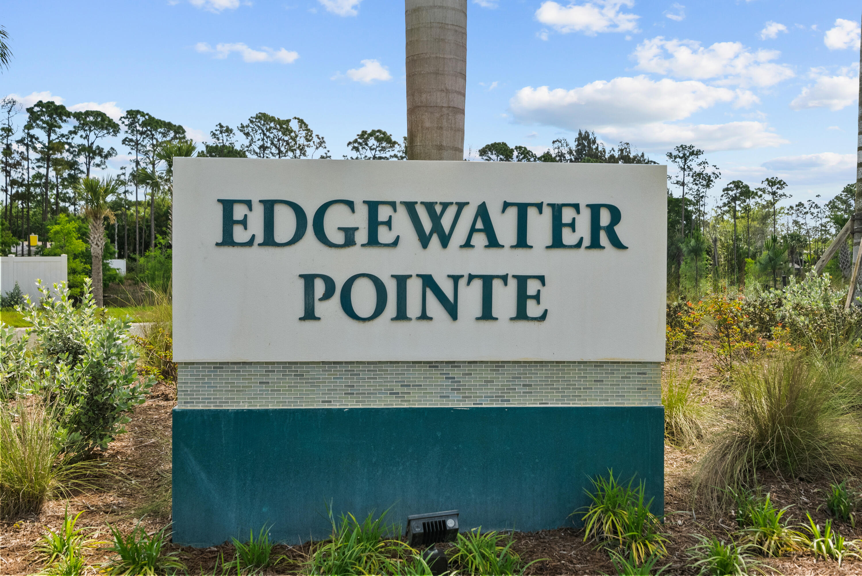 5622 SE Edgewater Circle