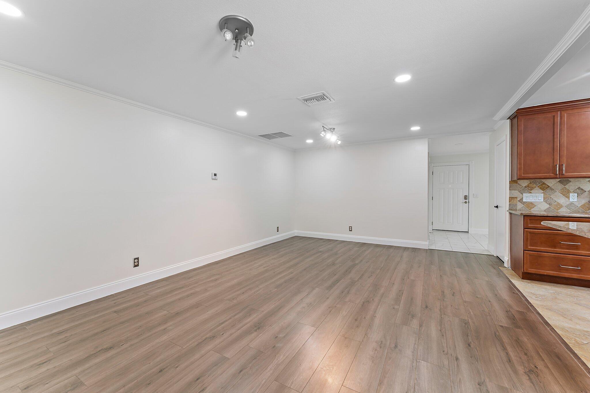 214 Circle W