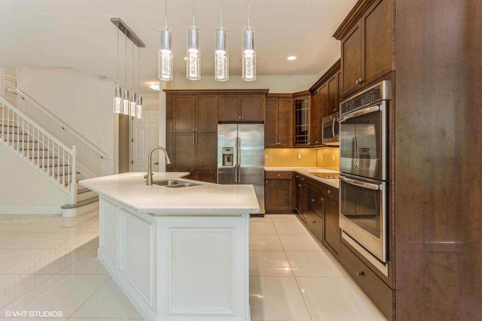 1120 Piccadilly Street