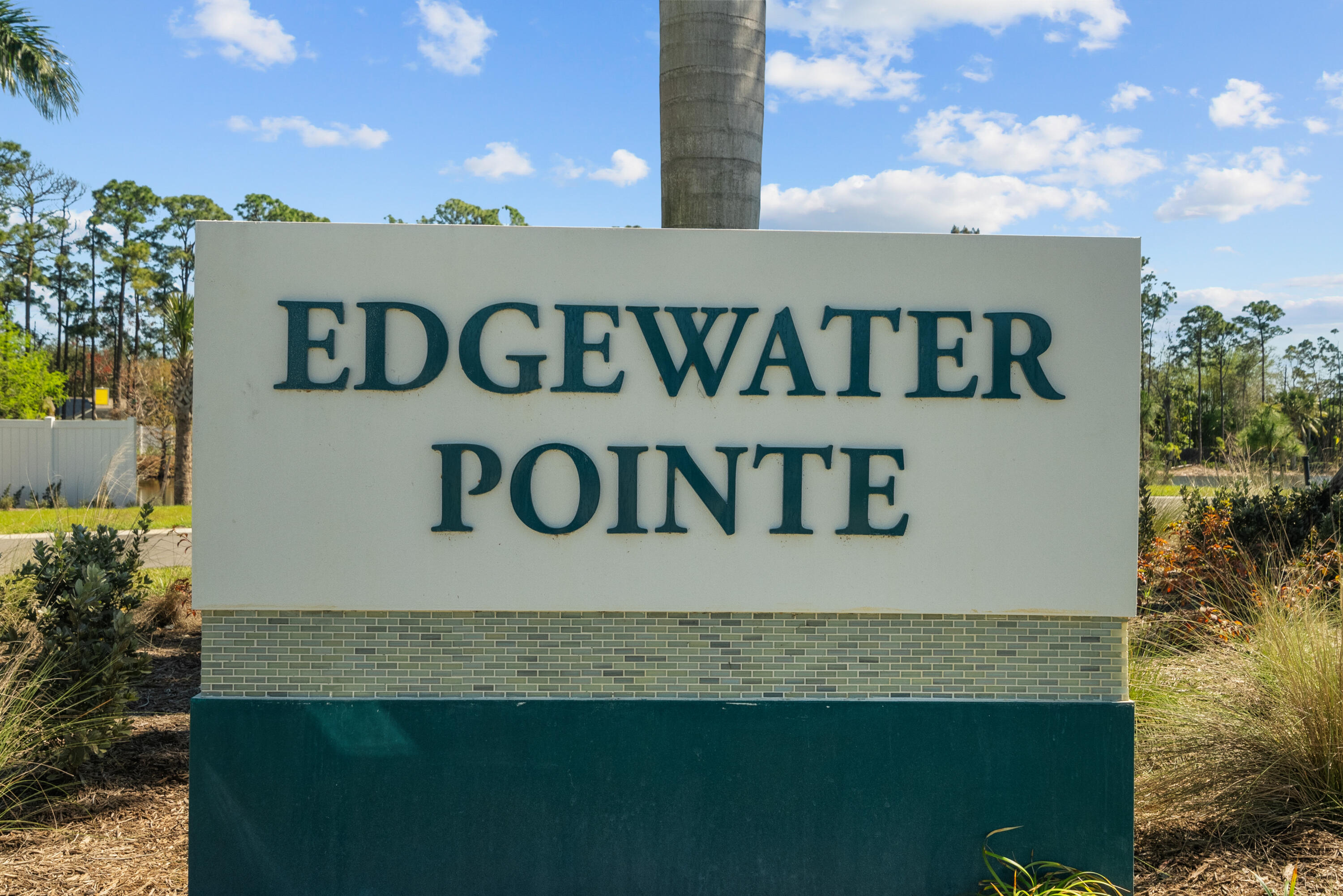 5622 SE Edgewater Circle