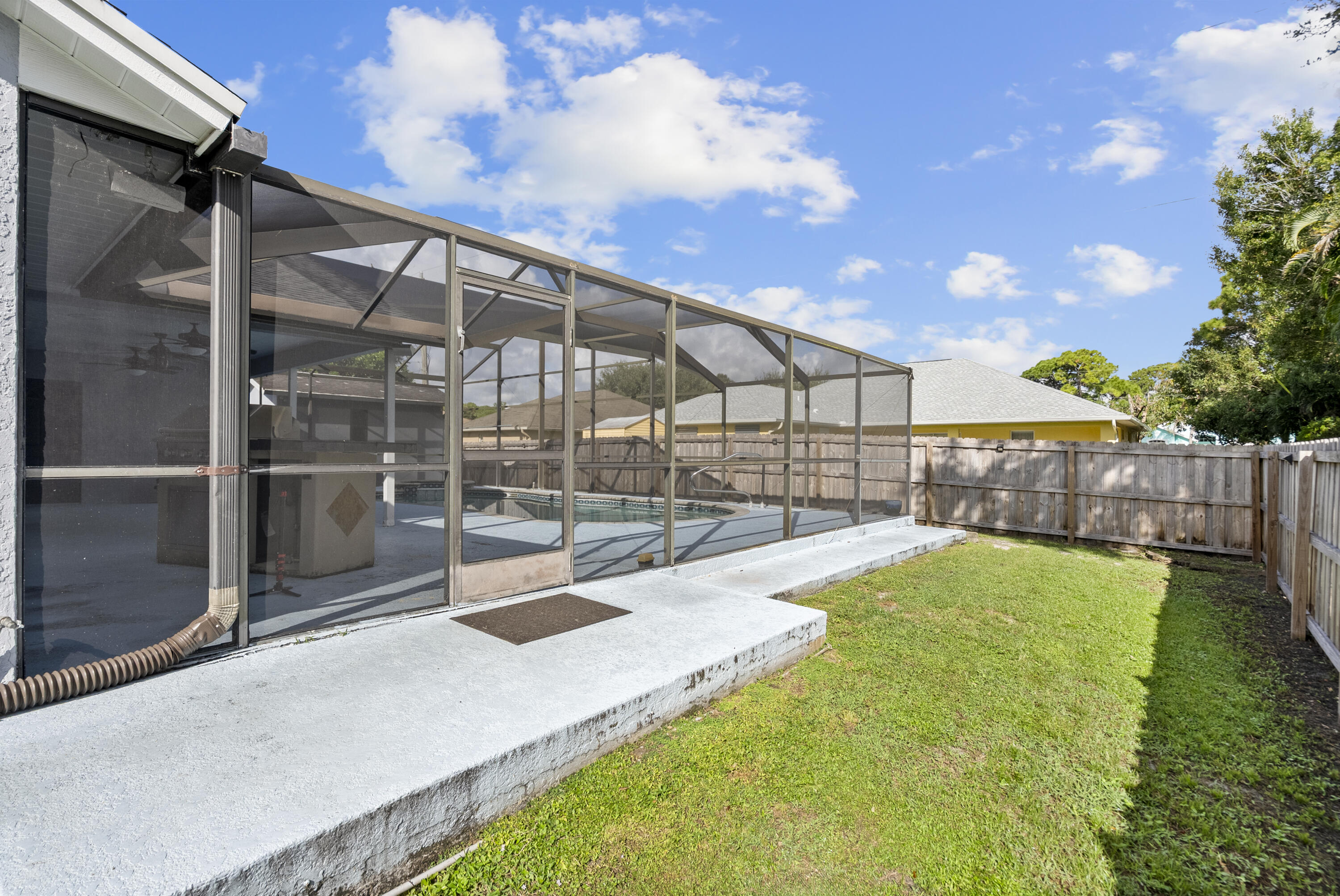 471 SE Ron Rico Terrace