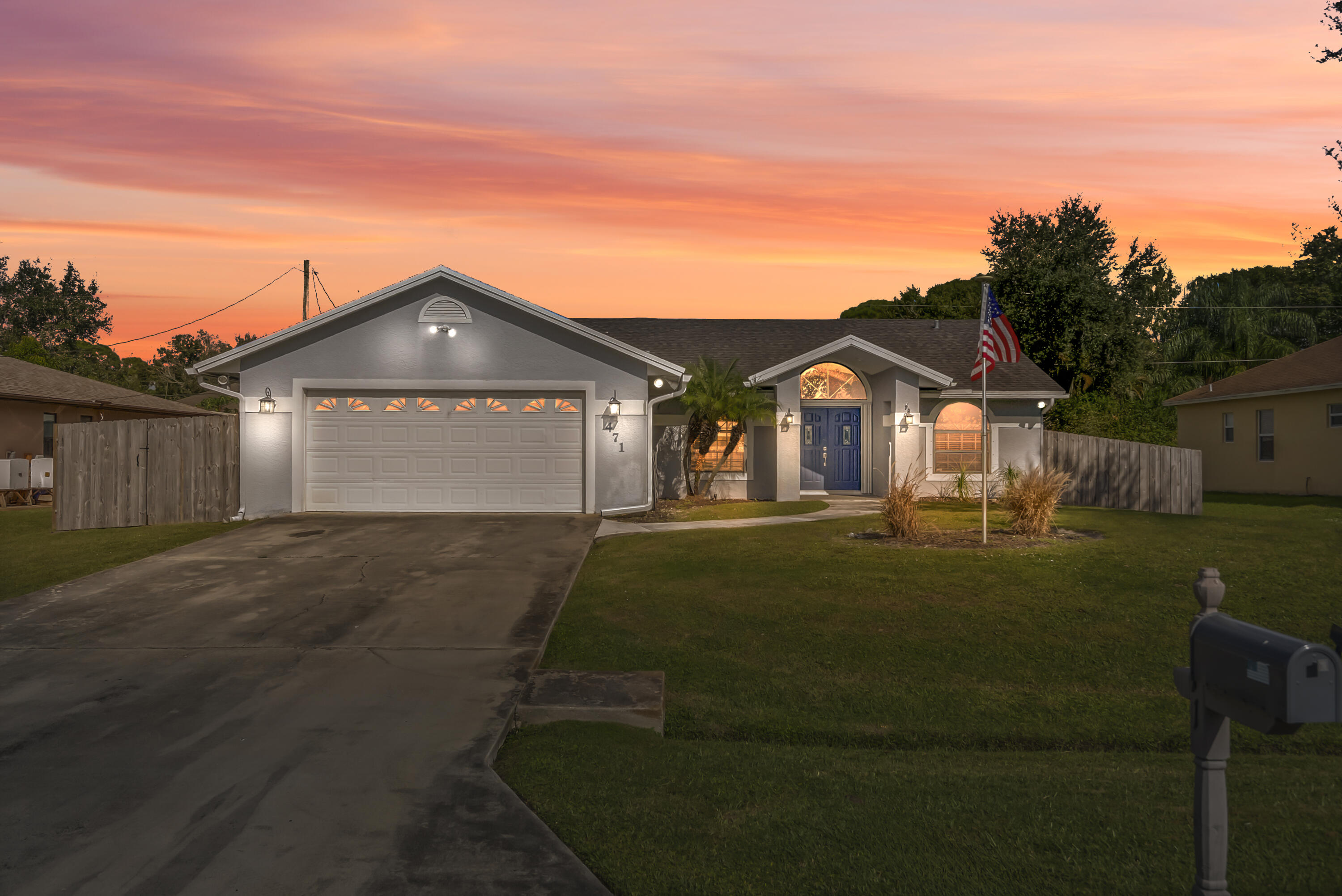 471 SE Ron Rico Terrace