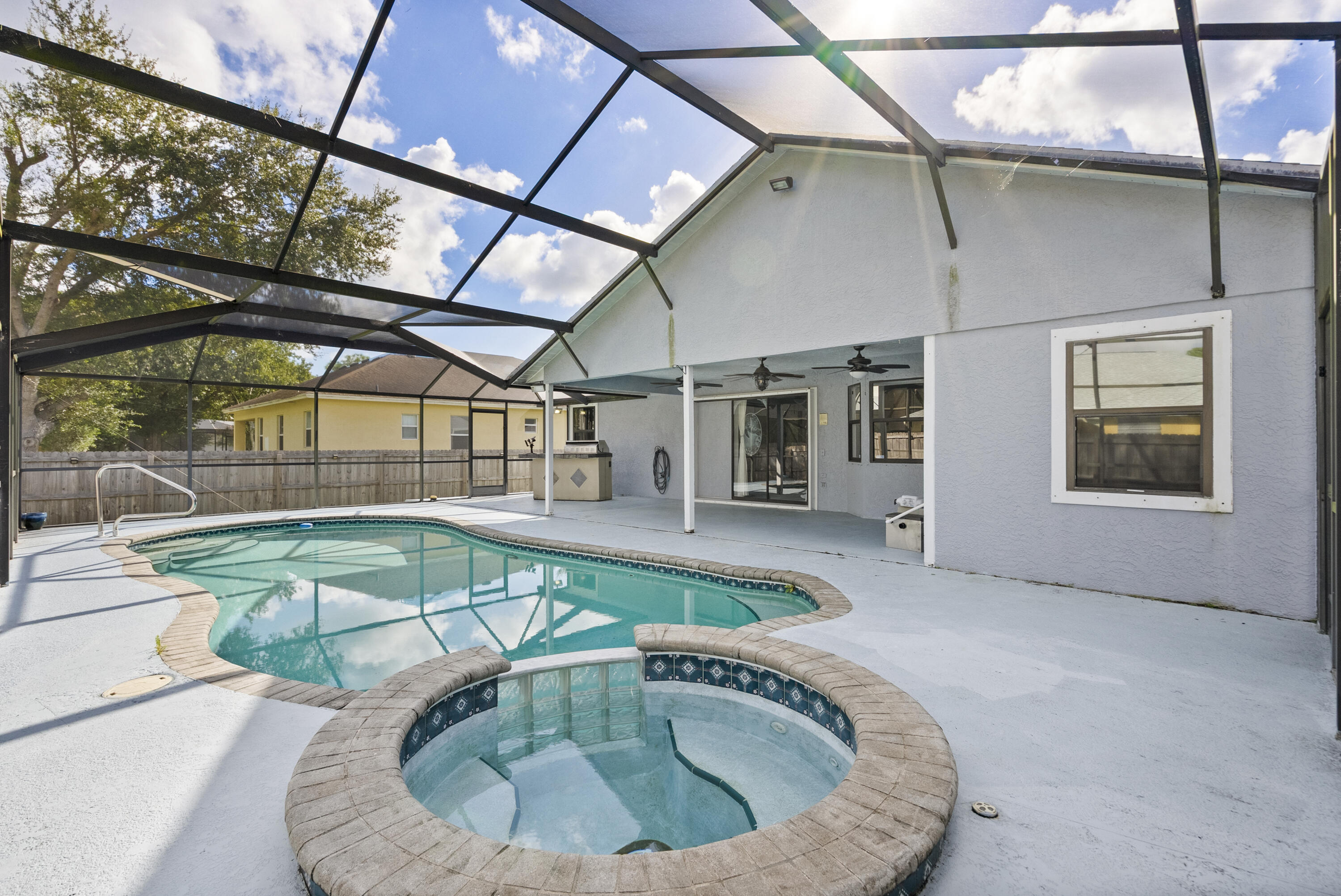 471 SE Ron Rico Terrace