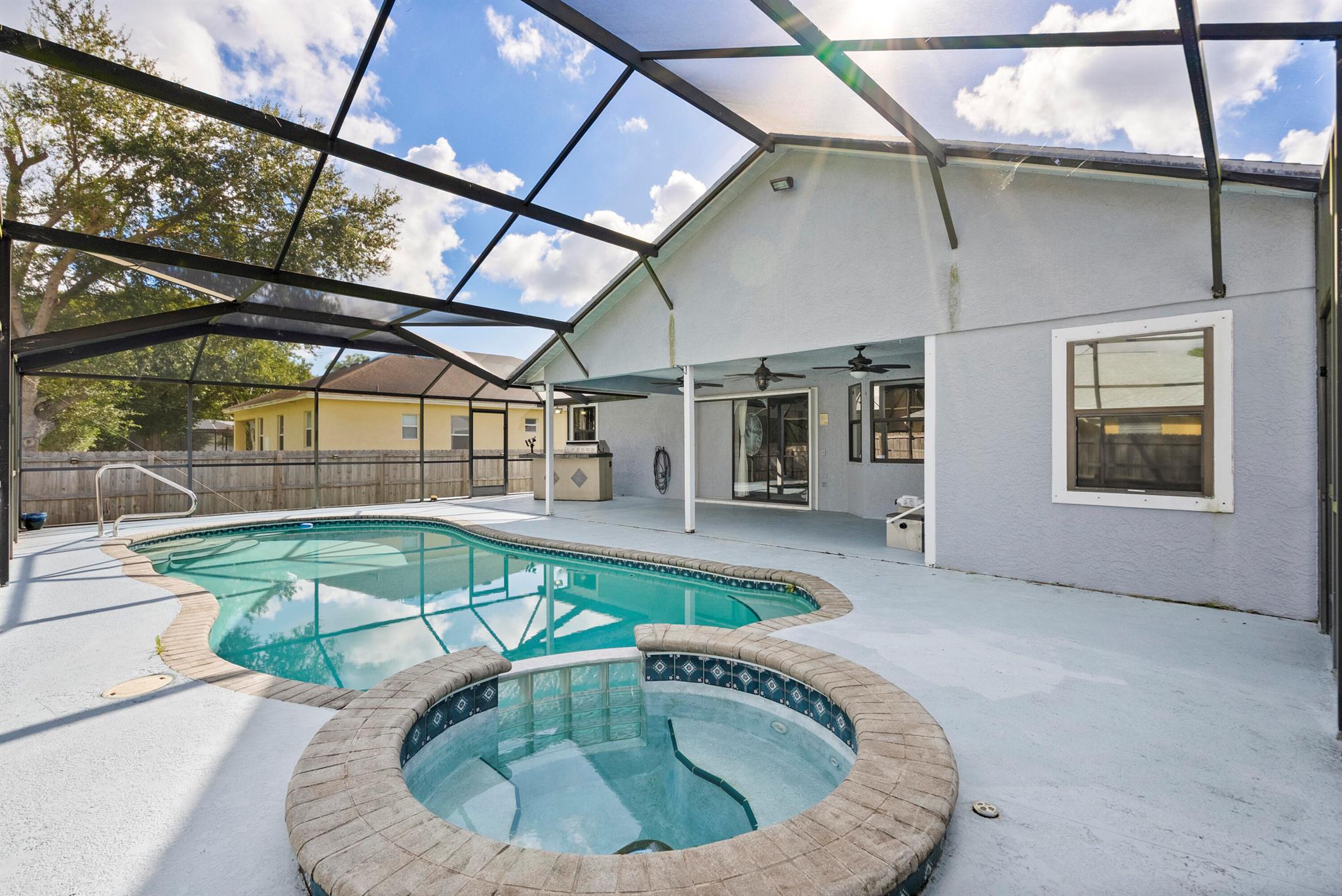 471 SE Ron Rico Terrace