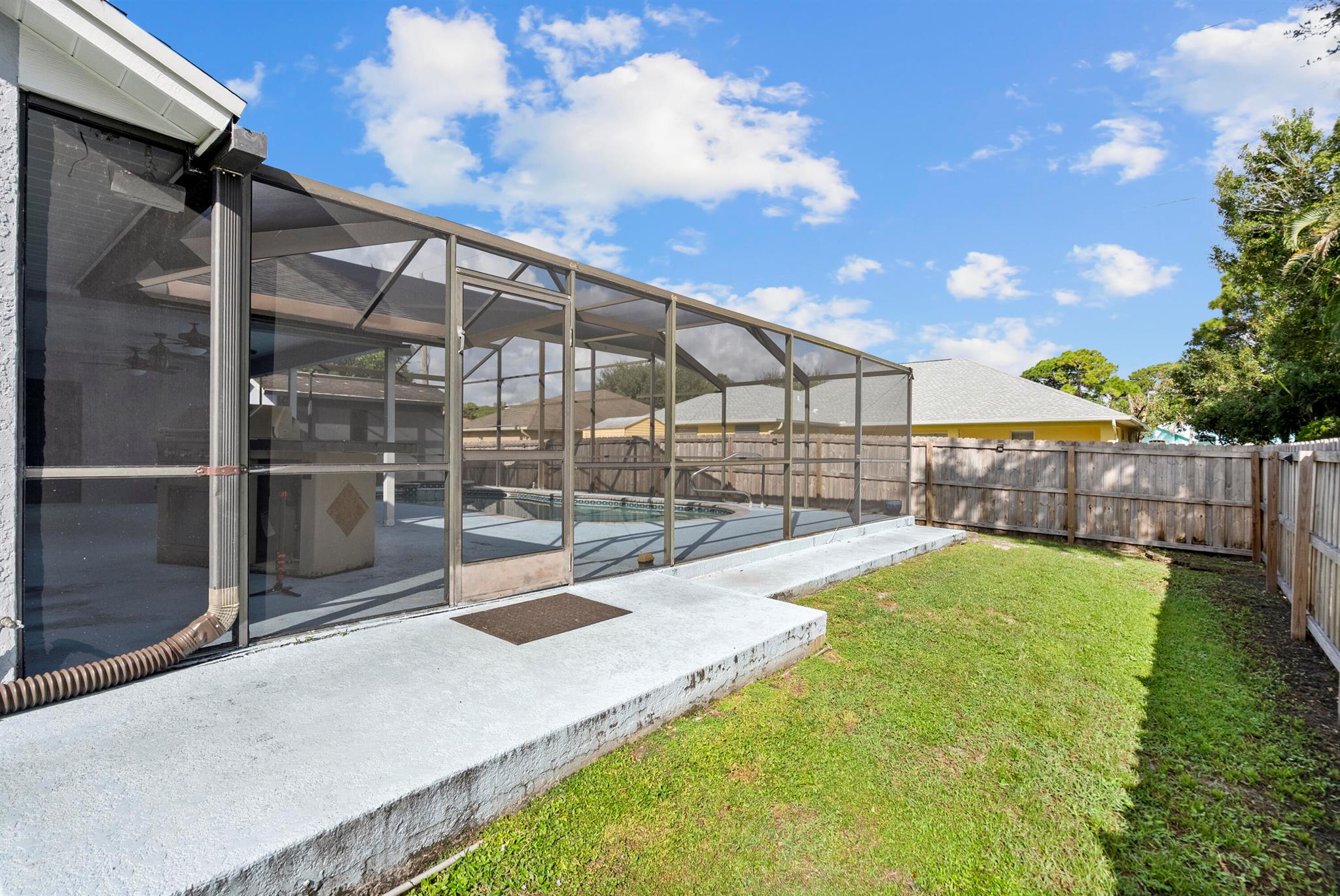 471 SE Ron Rico Terrace