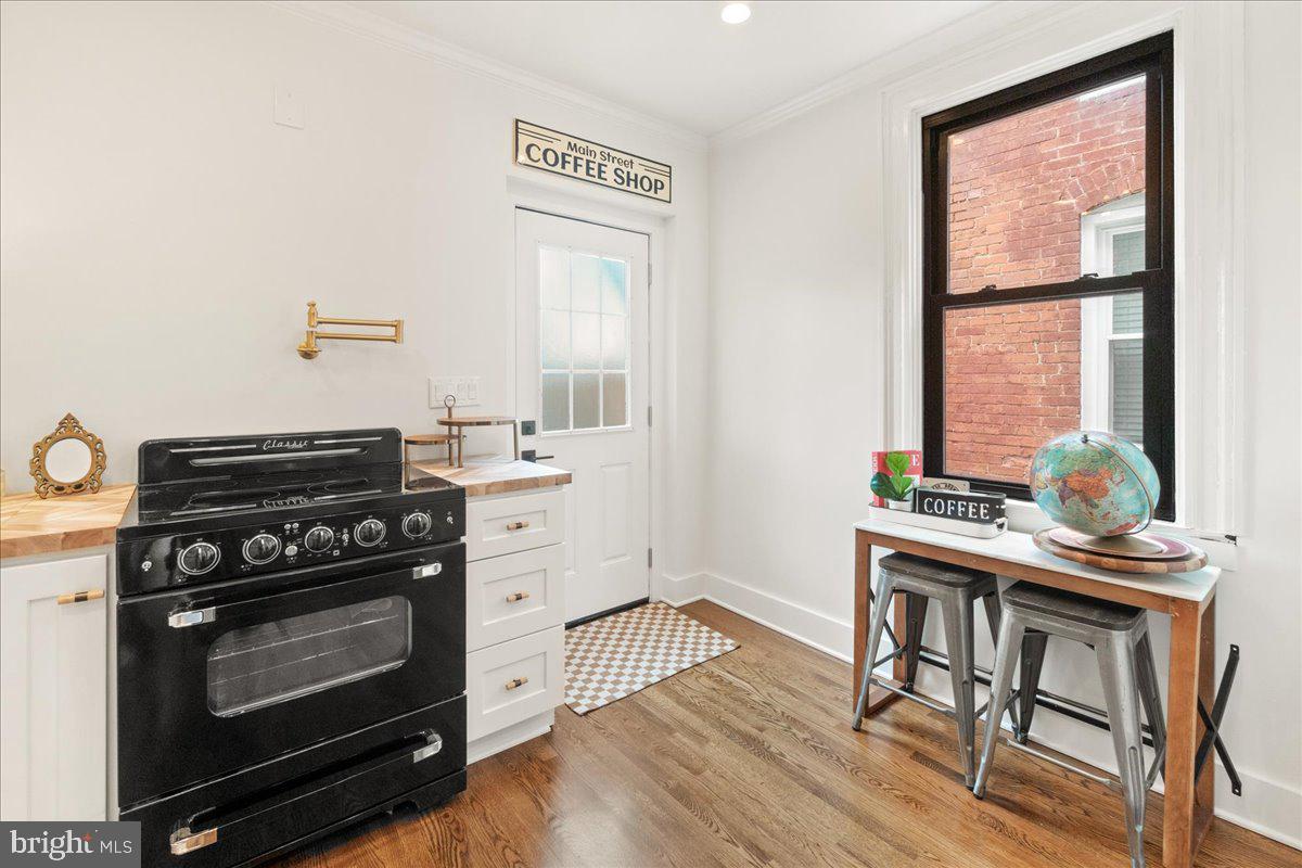 24 E 7TH STREET