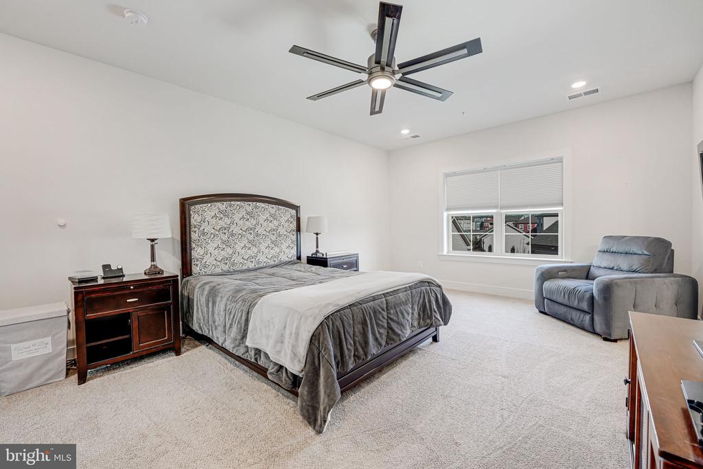 8716 SHADY PINES DRIVE