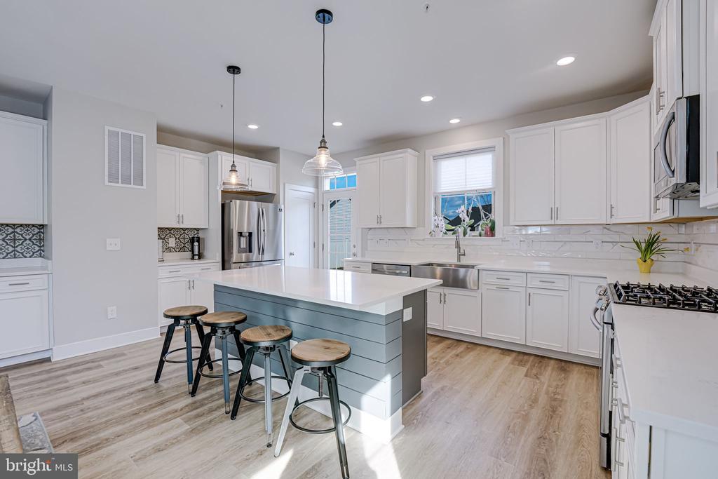 8716 SHADY PINES DRIVE
