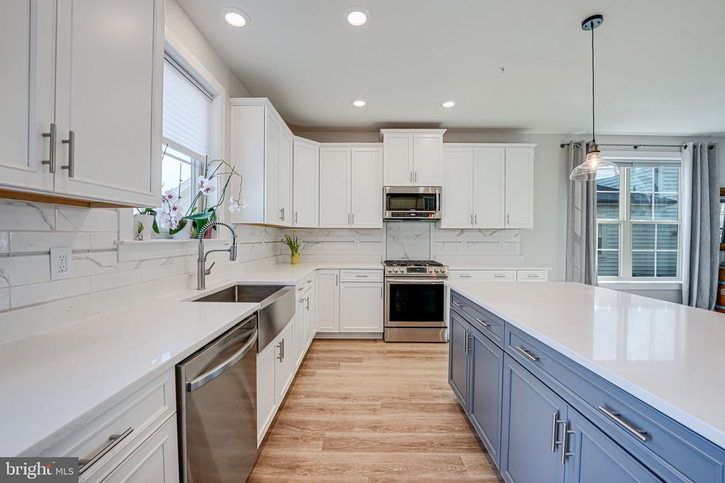 8716 SHADY PINES DRIVE