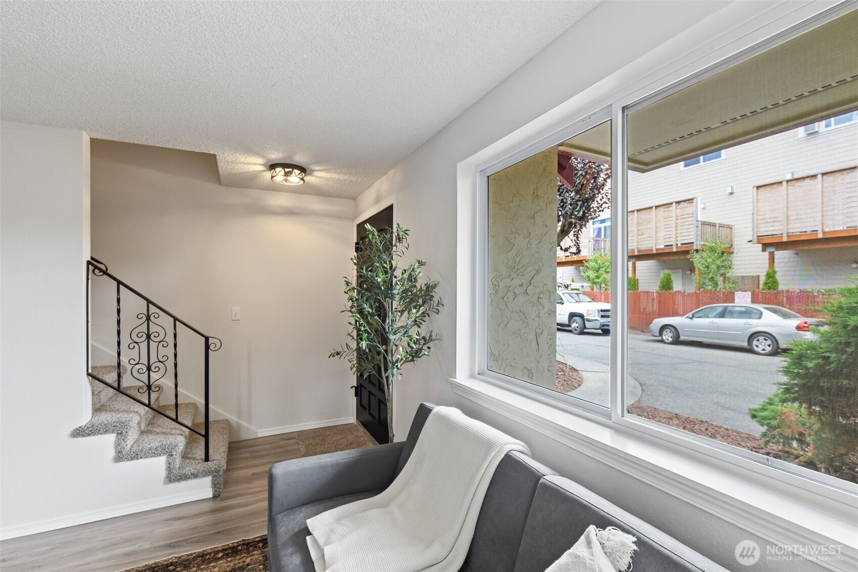 328 9th Avenue SE Unit: D5