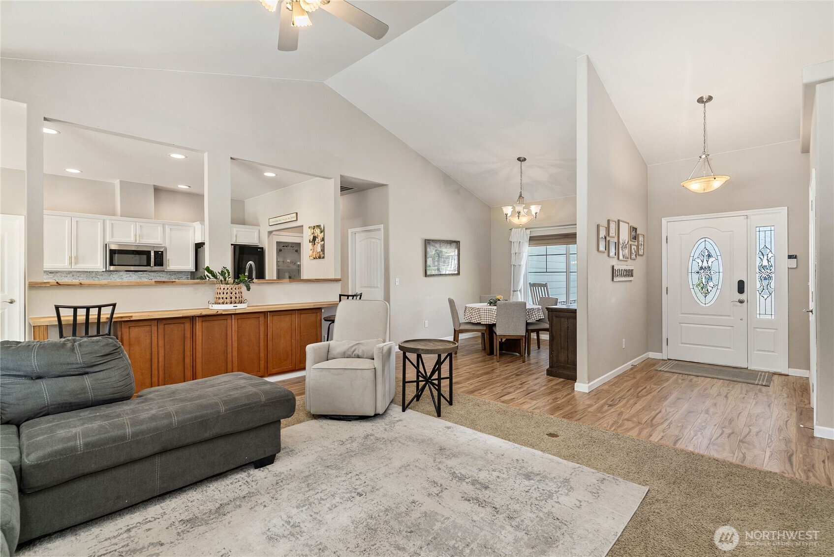 404 Raintree Loop SE