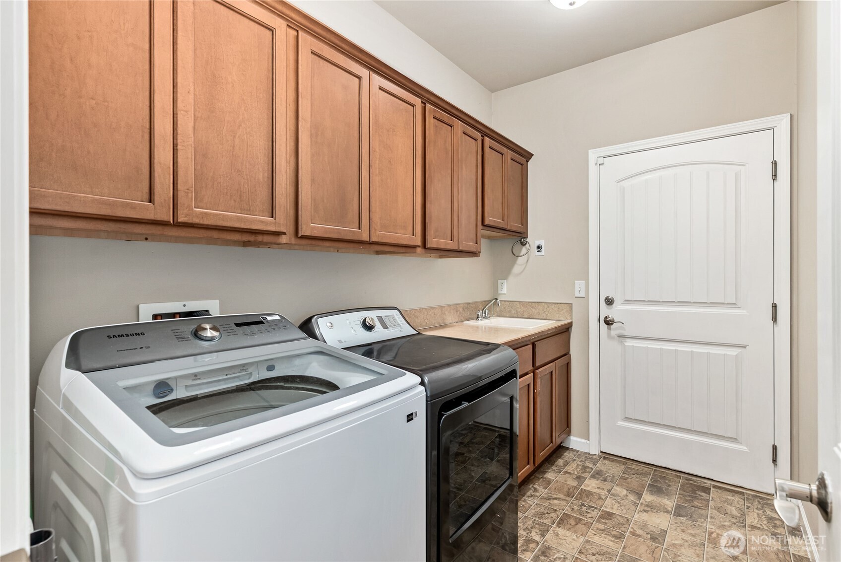 404 Raintree Loop SE