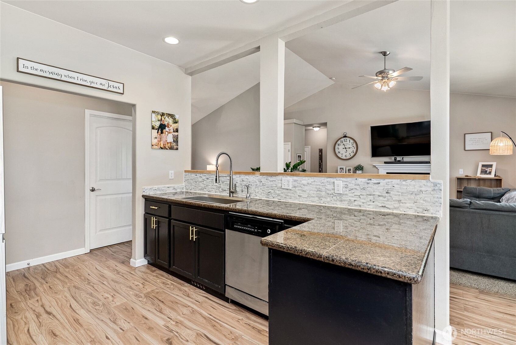 404 Raintree Loop SE