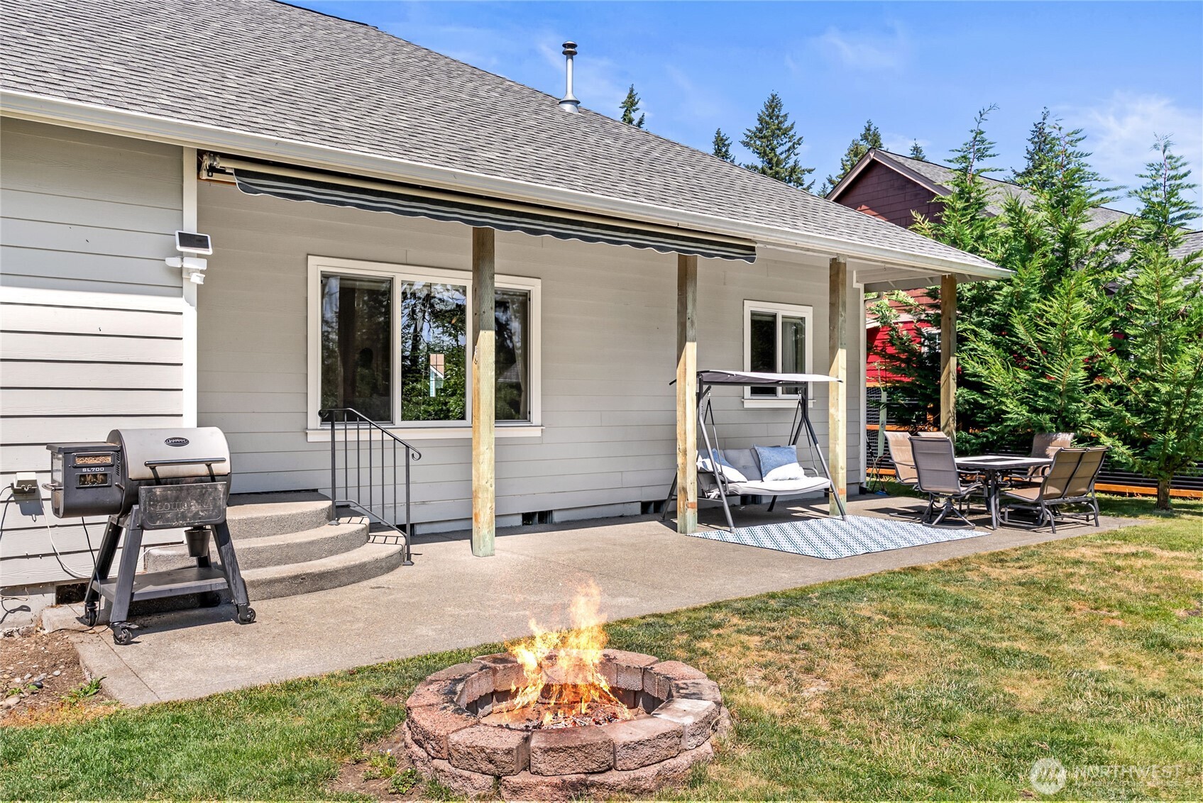 404 Raintree Loop SE
