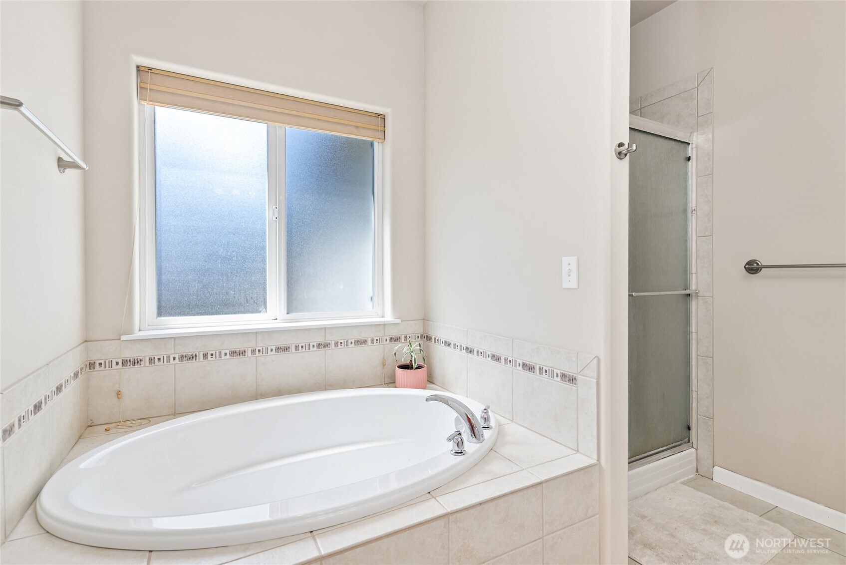 404 Raintree Loop SE