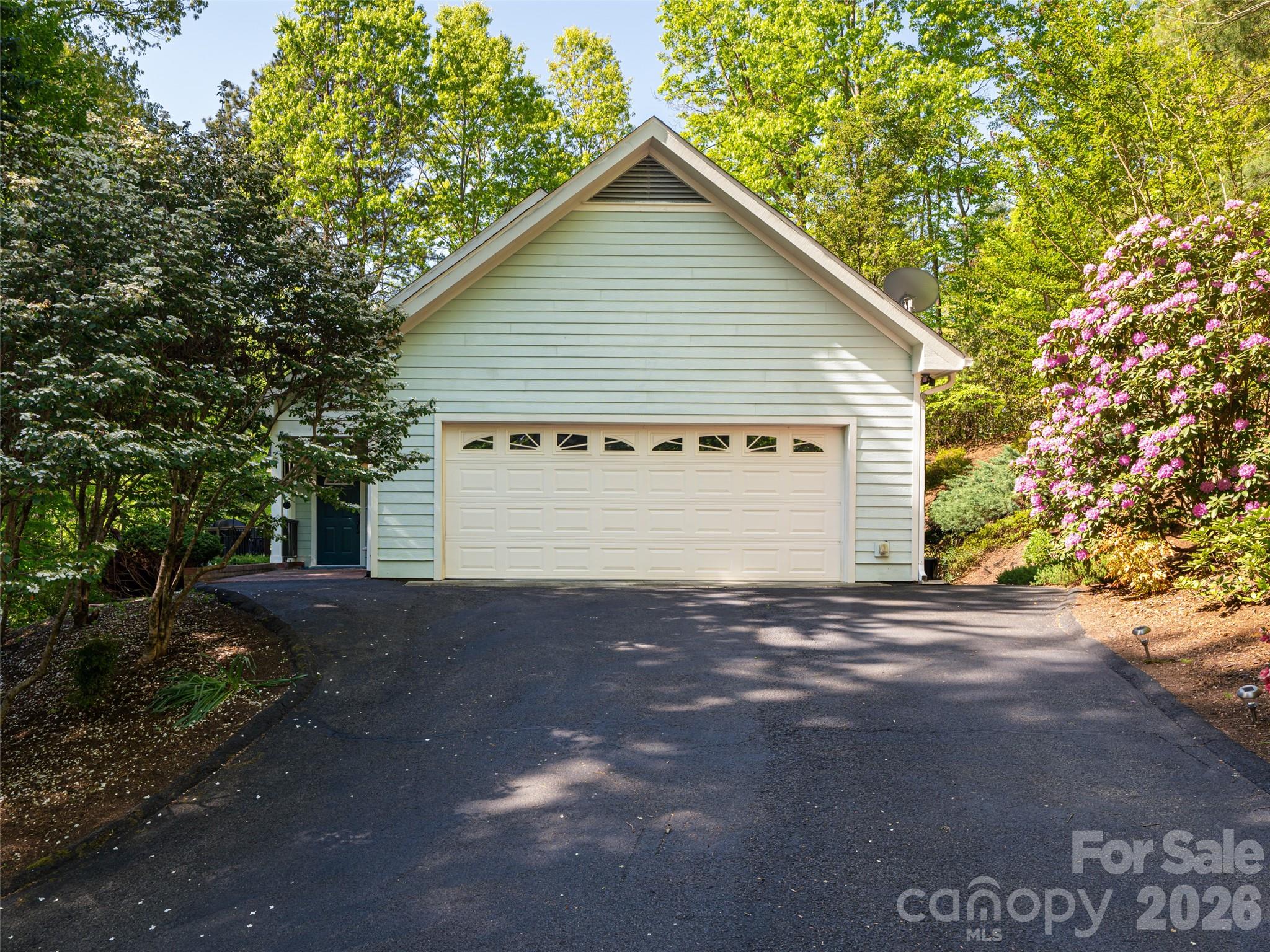 4 Dogwood Glen Circle