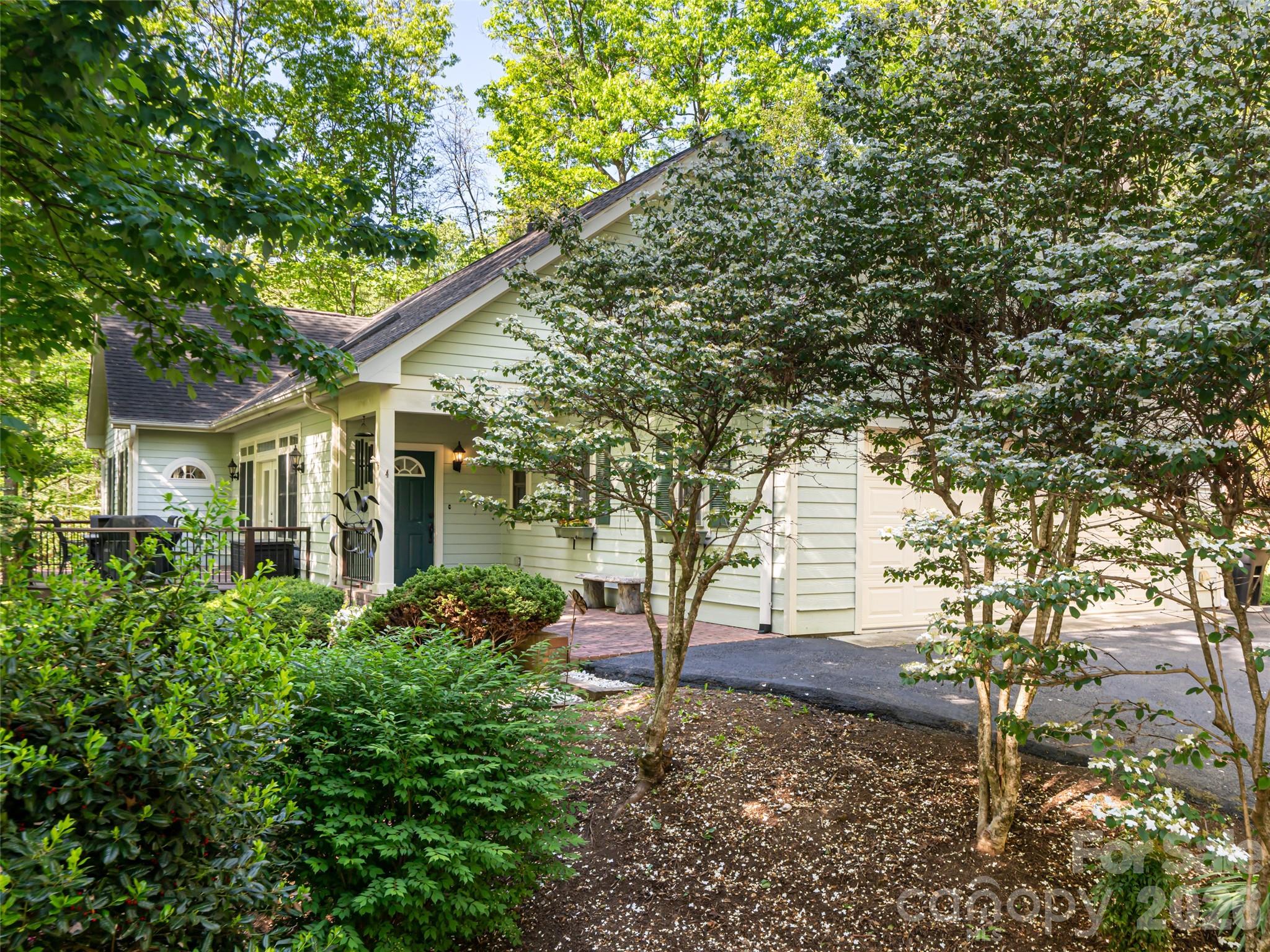 4 Dogwood Glen Circle
