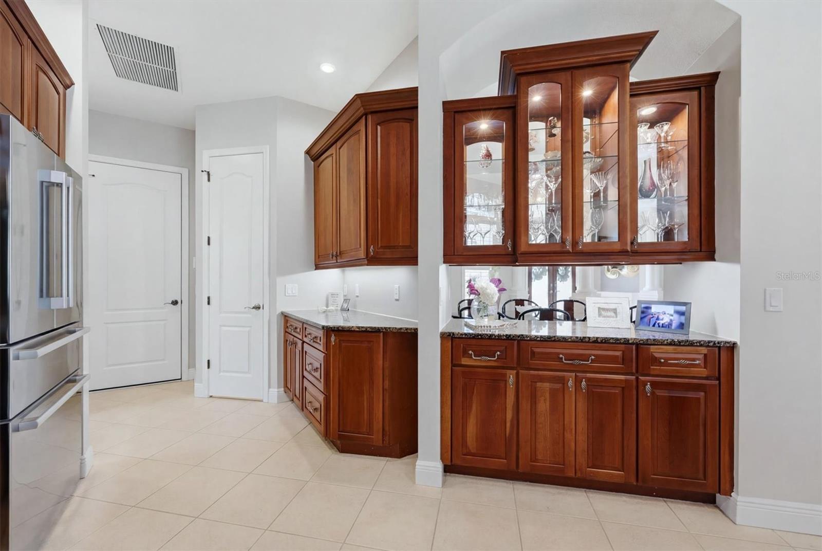 6806 DOMINION LN