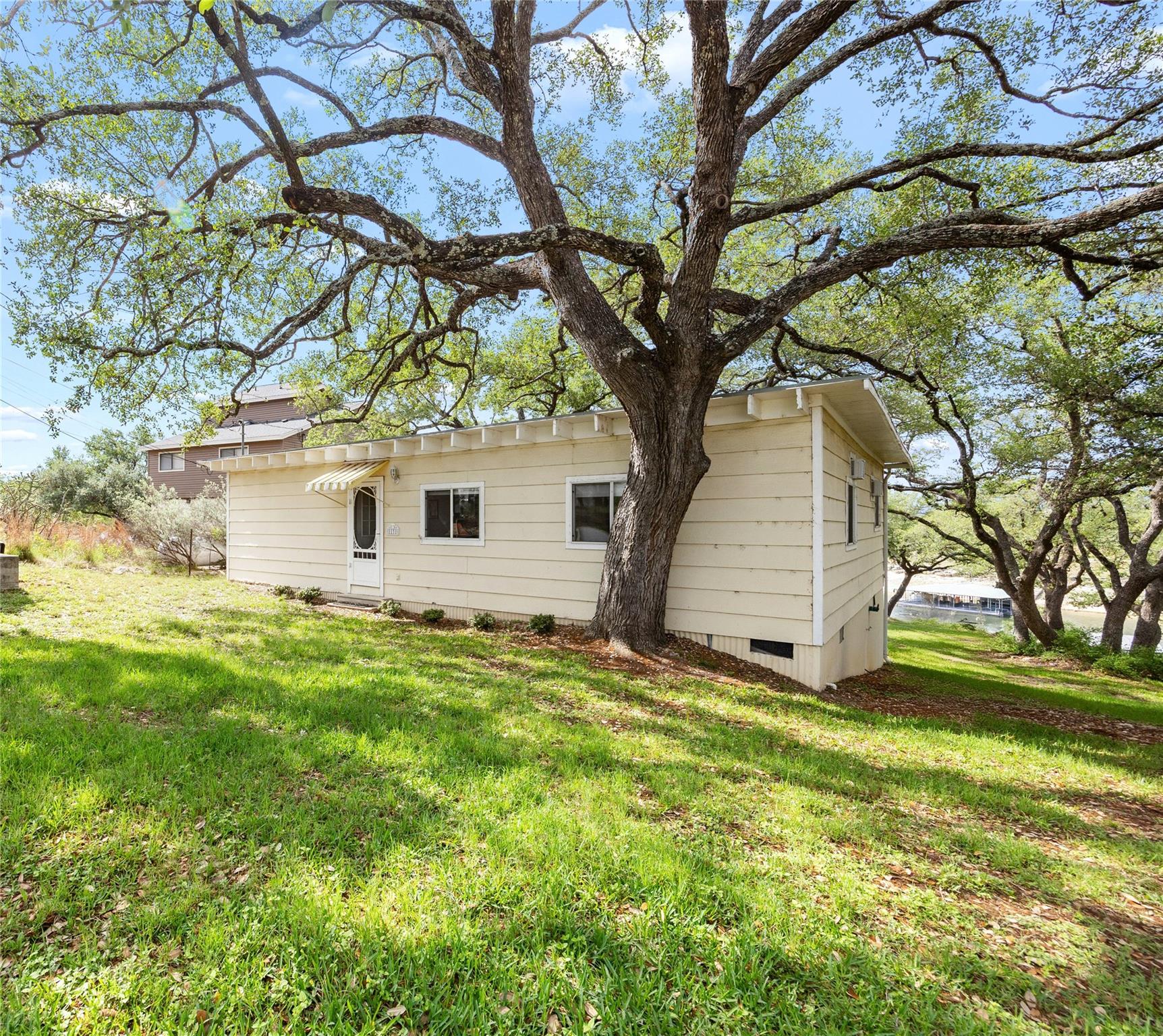 1131 Edgewater DR