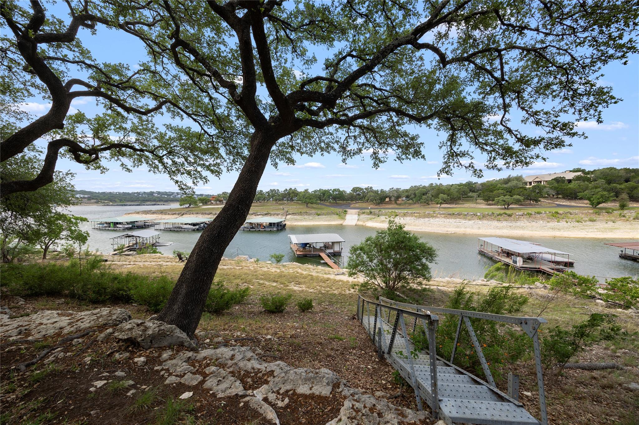 1131 Edgewater DR