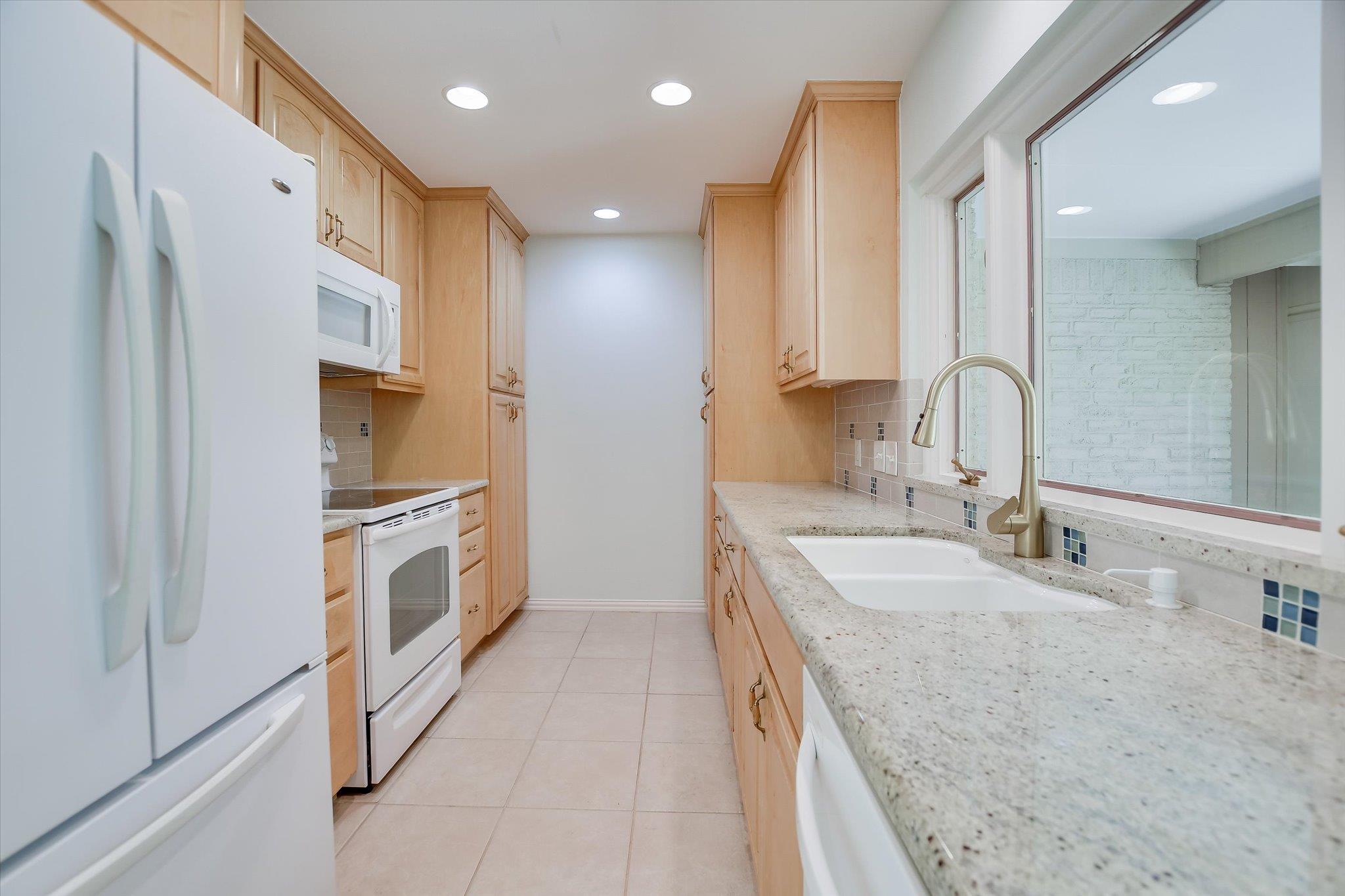 8113 East CT